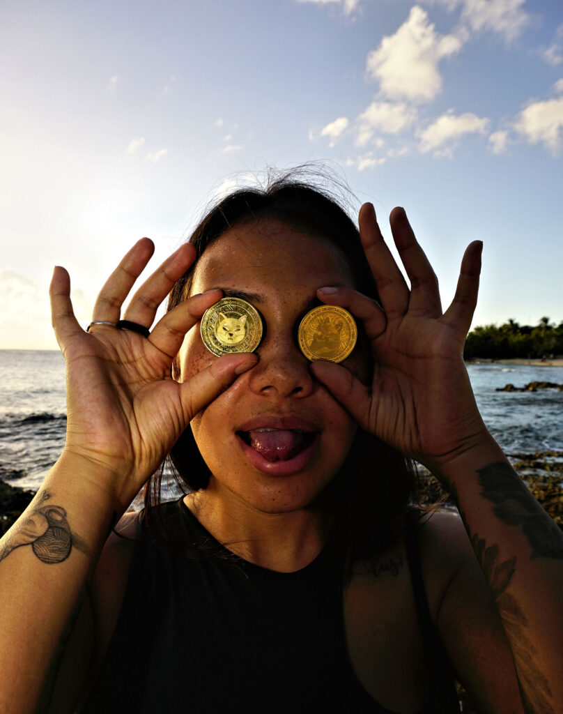 Colombian girl with eyes on $SHIB and $DOGE crypto-coins Ⓒ 2023 – Crypto Coin Opps