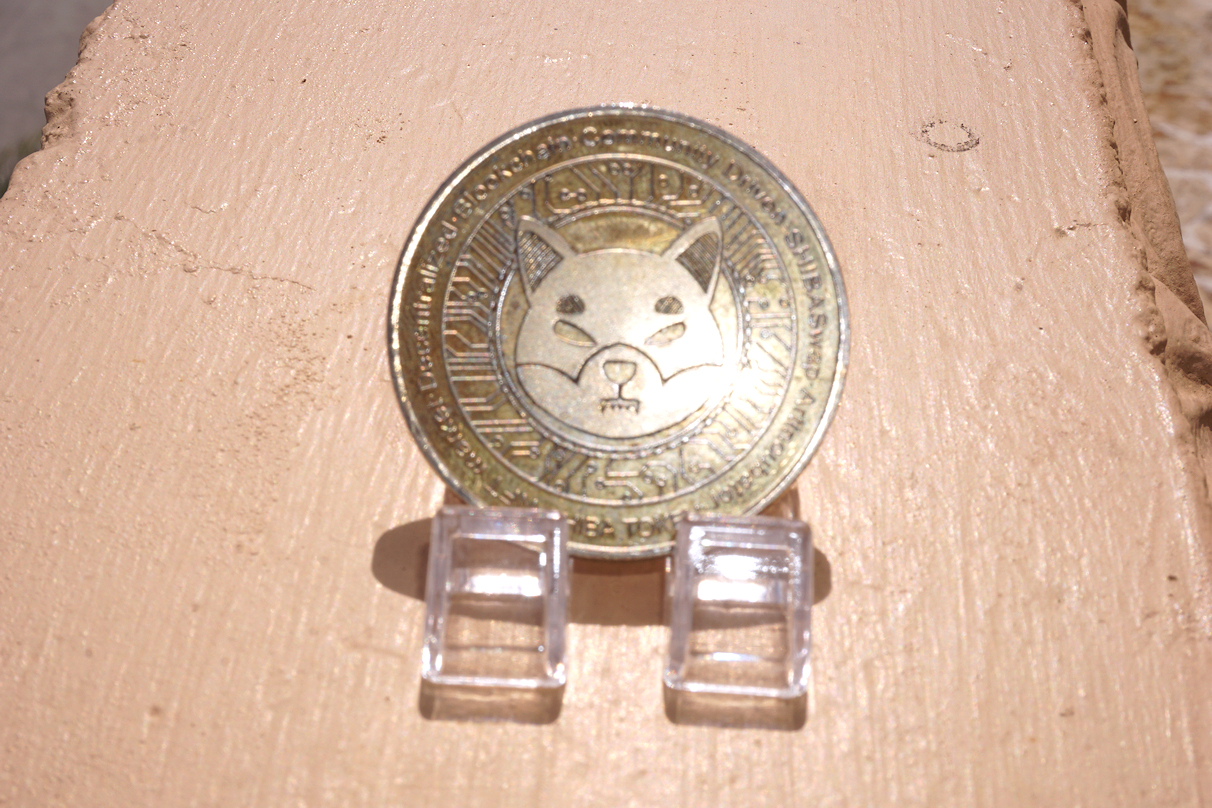 Old Shiba Inu ($SHIB) Meme Token on Concrete Balcony Ⓒ 2023 – Crypto Coin Opps